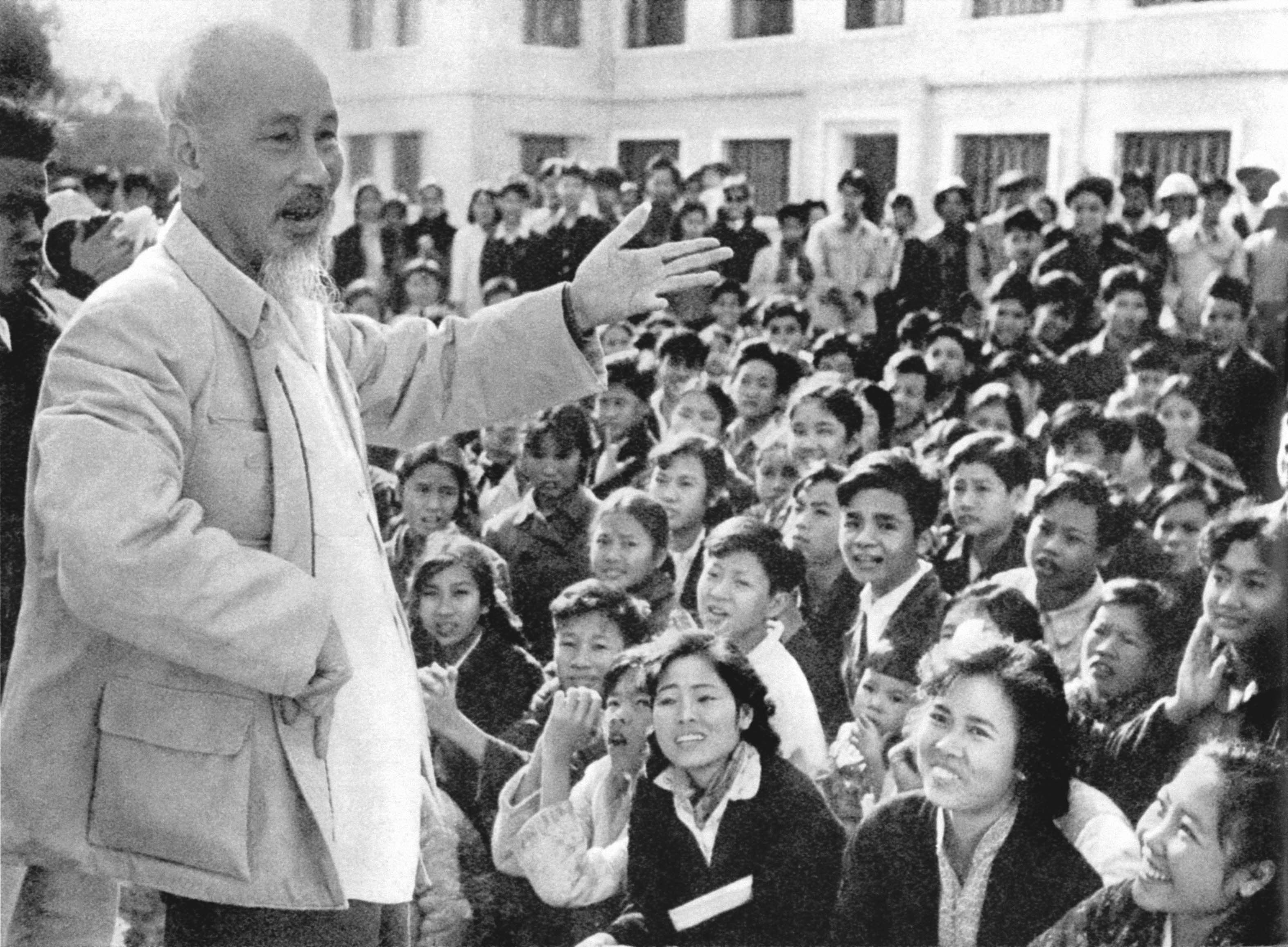 Diễn vǎn chúc mừng nǎm mới trong dịp lễ mừng Trung ương Đảng và Chính phủ về Thủ đô do Chủ tịch Hồ Chí Minh đọc tại quảng trường Ba Đình, Hà Nội trong ngày lịch sử 1/1/1955.