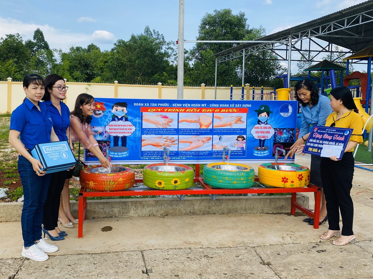 Công đoàn Sở Xây dựng hỗ trợ làm bồn rửa tay cho học sinh tại các điểm trường xã Tân Phước